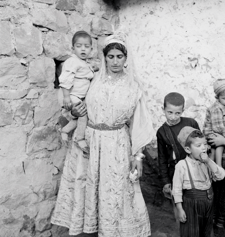Une femme et ses enfants, Aurès, 1935-1936 © Thérèse Rivière