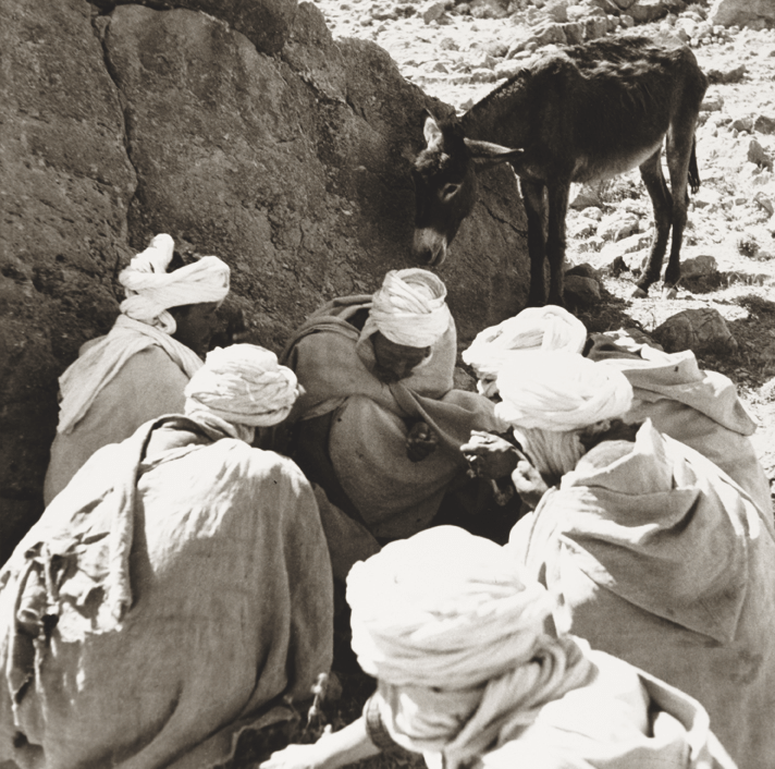 Une zerda, le repas des hommes, tribu des Beni Melkem, 1935-1936 © Germaine Tillion
