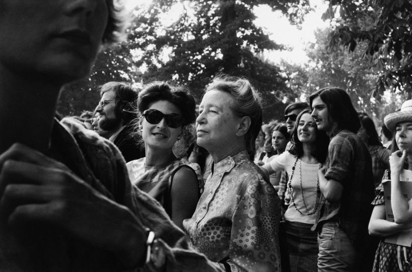 Simone de Beauvoir (1909-1986), femme de lettres française, à la Foire aux Femmes organisée à Vincennes par le M.L.F., en compagnie de sa fille adoptive Sylvie Le Bon, professeur de philosophie. 1973. Photographie de Janine Niepce (1921-2007).