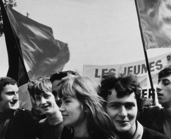 Jeunes qui défilent place de la Bastille. Paris, Mai 1968. Photographie de Janine Niepce (1921-2007).