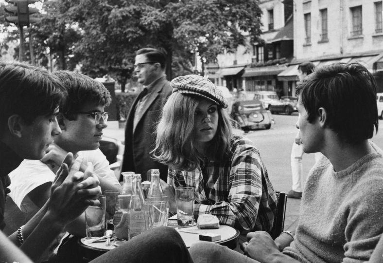 Porter une casquette pour les filles c'est la mode. Terrasse d'un café rue Saint-Séverin. Paris, 1966. Photographie de Janine Niepce (1921-2007).