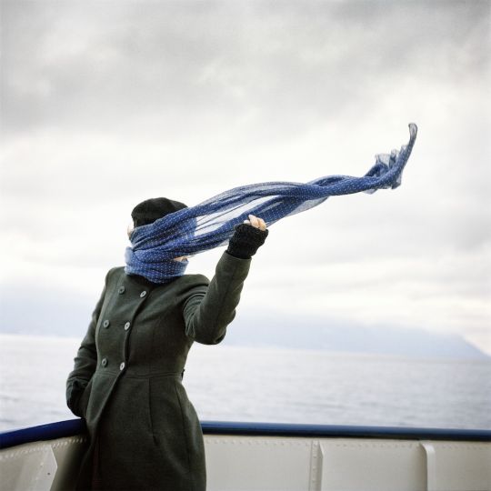 Sarah Carp, La femme au foulard, 2015, série Lac Sensible © Little Big Galerie, Paris