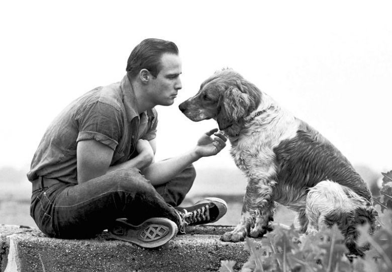 Marlon Brando and his dog 1950 © Art Shay