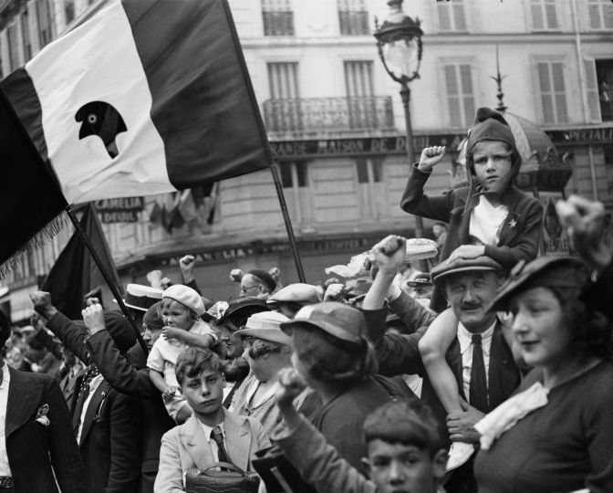 Défilé de la victoire du Front populaire, Paris, 14 Juillet 1936  © Ministère de la Culture – MAP, dist. RMN-GP, donation Willy Ronis 
