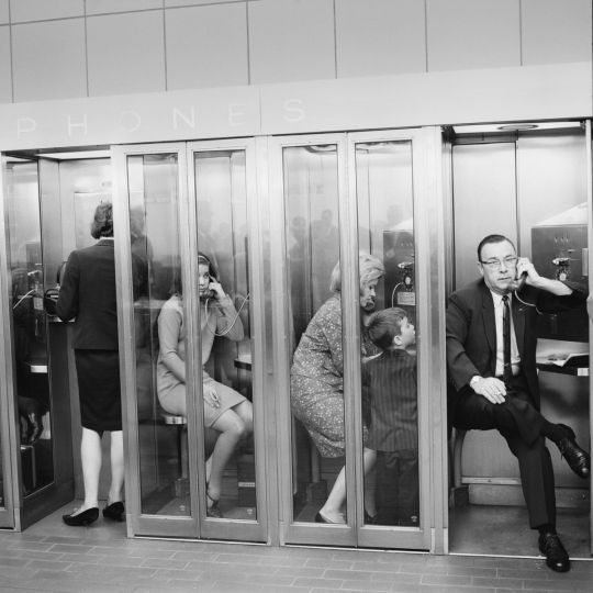 ‘Airport pay-phones, Chicago, 1966 © Mario Carnicelli