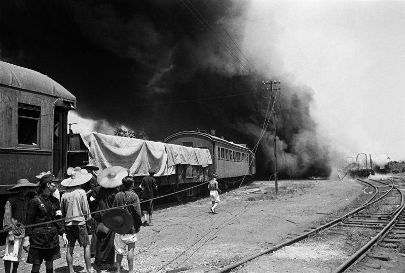 Walter Bosshard: Japanischer Bombenangriff auf eine Bahnlinie, Hankou, 1938 © Fotostiftung Schweiz / Archiv für Zeitgeschichte