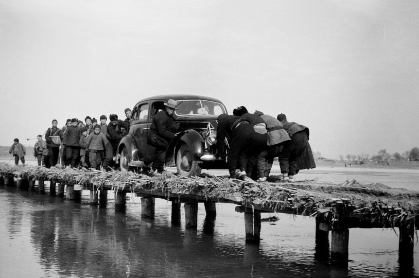 Walter Bosshard: Auf dem Weg zum Konfuziustempel in Qufu, China, um 1938 © Fotostiftung Schweiz / Archiv für Zeitgeschichte