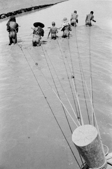 Walter Bosshard: Eine Fähre wird durch die Schlammbänke des Wei He gezogen, zwischen Xi’an und Pingliang, China, 1933 © Fotostiftung Schweiz / Archiv für Zeitgeschichte