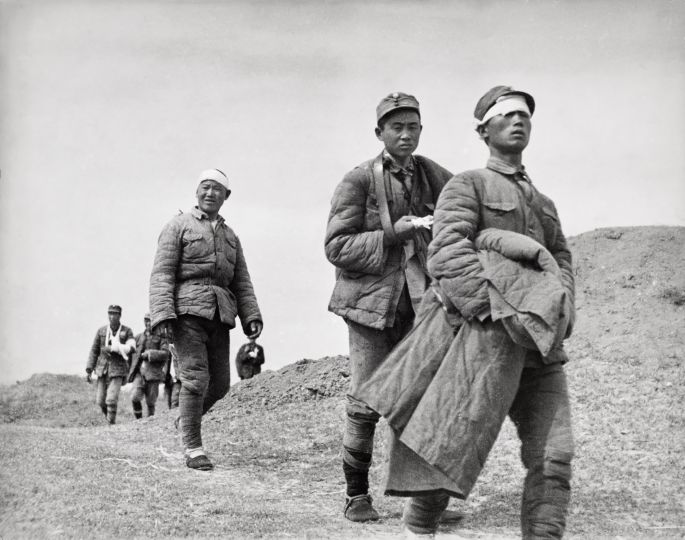 Robert Capa: Wounded soldiers, Tai'erzhuang, Xuzhou front, China, April 1938 © International Center of Photography / Magnum Photos