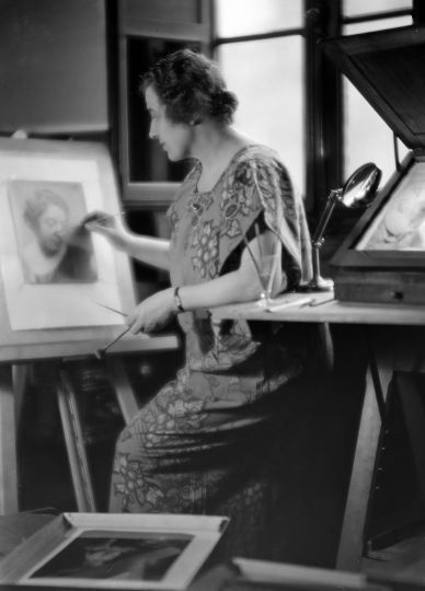 Laure Albin Guillot (1879-1962) dans son atelier Paris, boulevard Beauséjour, vers 1935 © Laure Albin Guillot / Collections Roger-Viollet