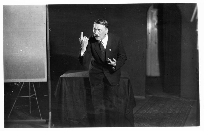 Dans l’atelier du photographe, Selingstrasse, Munich, août 1927
Photographie de Heinrich Hoffmann © Bayerische Staatsbibliothek, München / Bildarchiv (Bavarian State Library, Munich / Picture archive)

