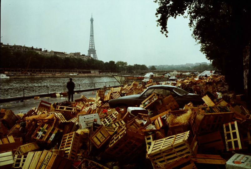 Paris, sur le quai, mai 1968 © Gilles CARON – Courtesy Collection Bachelot