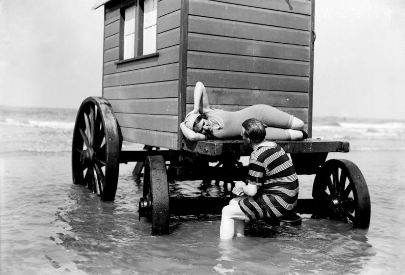 Couple de baigneurs et cabine de bains, vers 1900. © Neurdein/Roger-Viollet