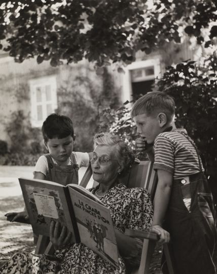 Deux grands amateurs de Tintin et leur grand-mère. Rully (Saône-et-Loire), 1952. Photographie de Janine Niepce (1921-2007). © Janine Niepce/Roger-Viollet