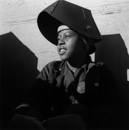 Shipyard Worker, Richmond California Vers 1943 Dorothea Lange © The Dorothea Lange Collection, the Oakland Museum of California, City of Oakland. Gift of Paul S. Taylor