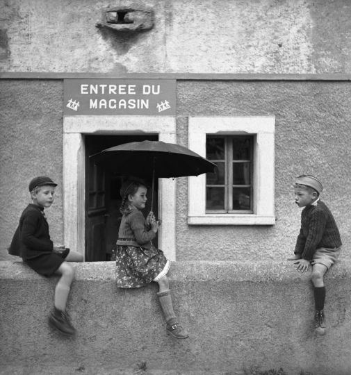 Enfants sur un mur. Evolène (Suisse). © Jack Nisberg/Roger-Viollet