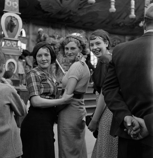 Femmes dans une fête foraine. France, vers 1935. © Gaston Paris / Roger-Viollet