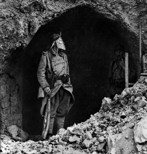 Guerre 1914-1918. Sentinelle dans le fort de Souville (environs de Verdun), septembre 1916. © Roger-Viollet