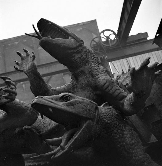 Guerre 1939-1945. Occupation. Destruction de statues pour récupérer les métaux. Alligators de la place de la Nation, par Georges Gardet. Paris, 1941. © Pierre Jahan/Roger-Viollet