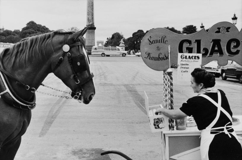 Le cheval du cocher et la marchande de glaces. Paris, place de la Concorde, 1960. © Jean Mounicq/Roger-Viollet