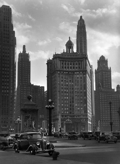 Le pont de la Michigan River, à l’extrémité de la Michigan Avenue. Chicago (Illinois, Etats-Unis), vers 1930. © Laure Albin Guillot / Roger-Viollet