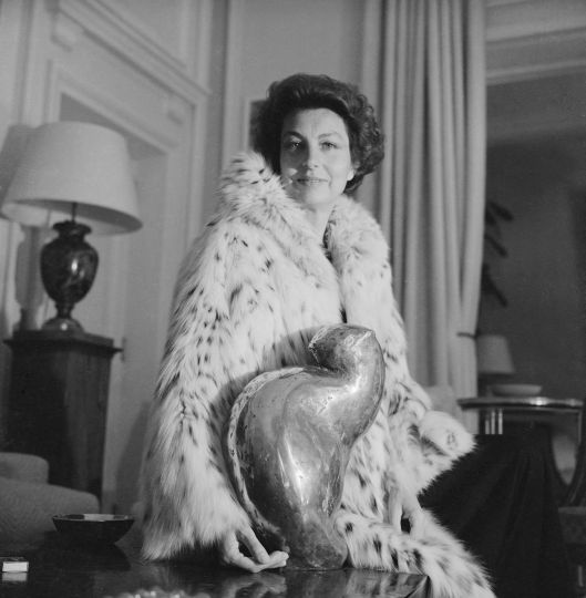 Liliane Bettencourt (1922-2017), femme d'affaires française, principale actionnaire de L'Oréal, chez elle. Neuilly-sur-Seine (Hauts-de-Seine), vers 1980. © Kathleen Blumenfeld/Roger-Viollet