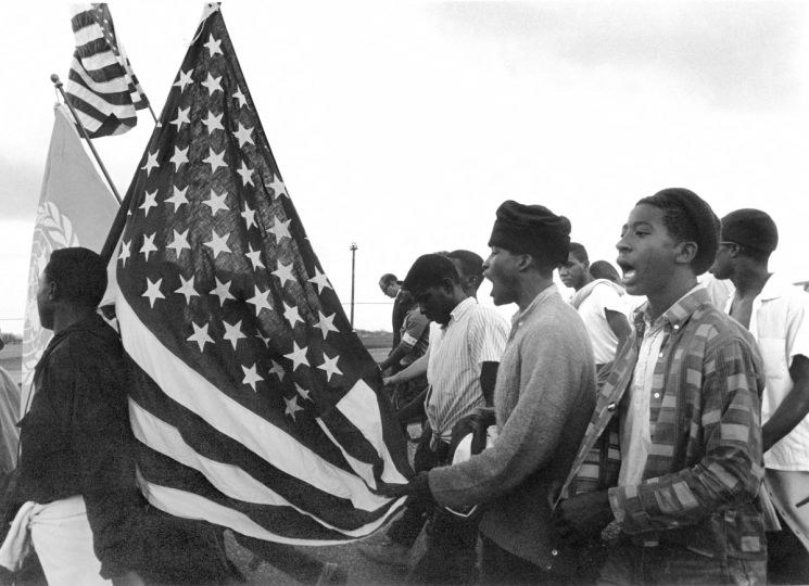 Marches de Selma à Montgomery pour les droits civiques. Participants chantant. Alabama (Etats-Unis), 21 mars 1965. © 1976 Matt Herron / Take Stock