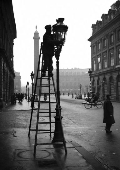 Nettoyage des réverbères. Paris Ier arr., place Vendôme, 1944. © LAPI/Roger-Viollet
