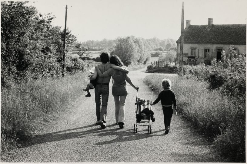 Promenade à la campagne en famille. Près de Moulins (Auvergne), 1974. Photographie de Léon Claude Vénézia (1941-2013). © Léon Claude Vénézia/Roger-Viollet