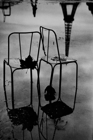Reflets de chaises et de la Tour Eiffel. Paris, 1957. © Jean Mounicq/Roger-Viollet