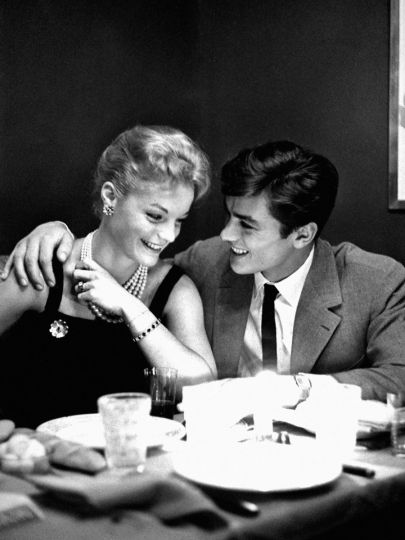 Romy Schneider (1938-1982), actrice autrichienne, et Alain Delon (né en 1935), acteur français. Paris, 9 octobre 1958. © Bernard Lipnitzki / Roger-Viollet