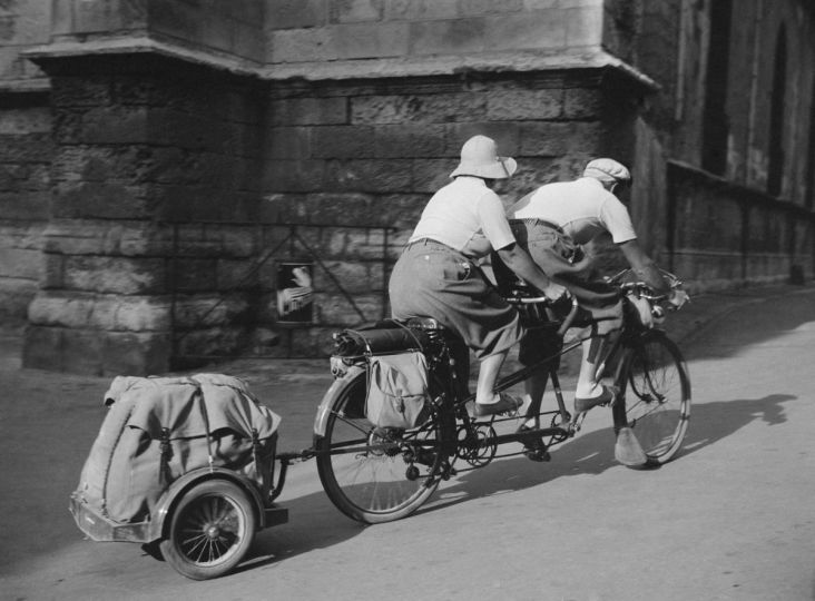 Tandem avec petite remorque. Les Sables-d'Olonne (Vendée), 1937. © Collection Roger-Viollet/Roger-Viollet