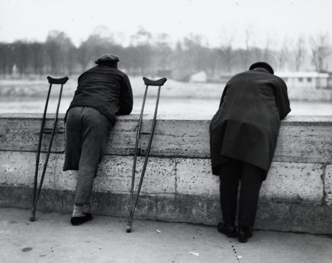 ANDRÉ KERTÉSz
Sur les quais, près de Saint-Michel ,1926 Épreuve gélatino-argentique
Centre Pompidou, Musée national d’art moderne, Paris
© Centre Pompidou, MNAM-CCI/ Service de la documentation photogra- phique du MNAM/Dist. RMN-GP
© RMN-Grand Palais