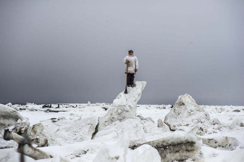 Point Hope, Arctique, Alaska, mai 2018 © Kadir van Lohuizen / NOOR
pour la Fondation Carmignac
Chasseur partant traquer des baleines boréales. La communauté
autochtone de Point Hope a le droit d’attraper 10 baleines boréales
par an.