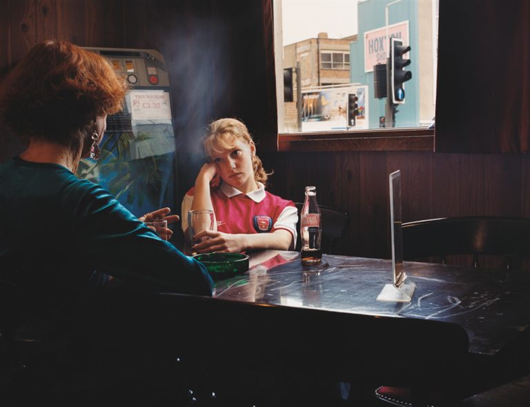 洋書 Hannah Starkey photographs 1997-2017 untitled-October-1998-768x590.jpg