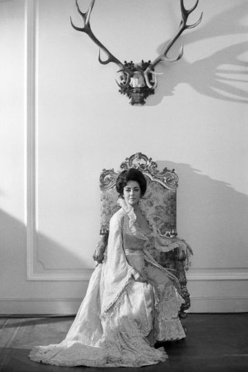 Elizabeth Taylor - On the set of the film A Little Night Music, in Austria, 1977 © Terry O’Neill / Iconic Images