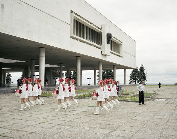 A marching school band pass under Lenin, Ulyanovsk.
Volga, June 2005 © Simon Roberts – Courtesy Flowers Gallery