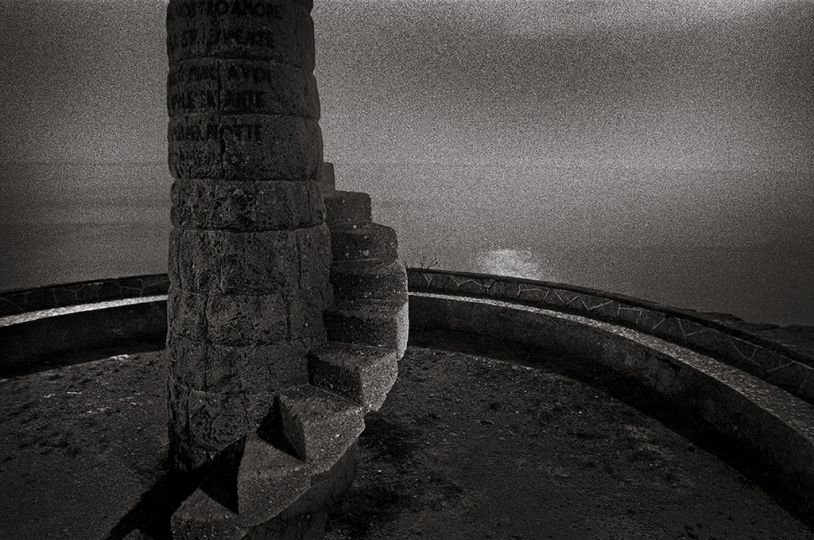 Monument en bord de mer à Santa Cesarea, à proximité du
point extrême sud du talon de la botte de l’Italie, 1993.
Série “De finibus terrae”
© Alain Willaume / Tendance Floue - Extrait de Alain Willaume, Coordonnées 72/18 (Éditions Xavier Barral, 2019)