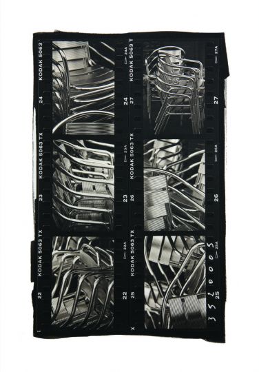 Chaises empilées, 2000 © Philippe Ayral