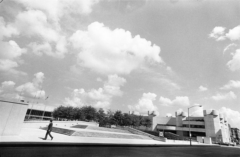 GARRY WINOGRAND Houston, Texas, ca. 1974 © The Estate of Garry Winogrand, courtesy Fraenkel Gallery, San Francisco
