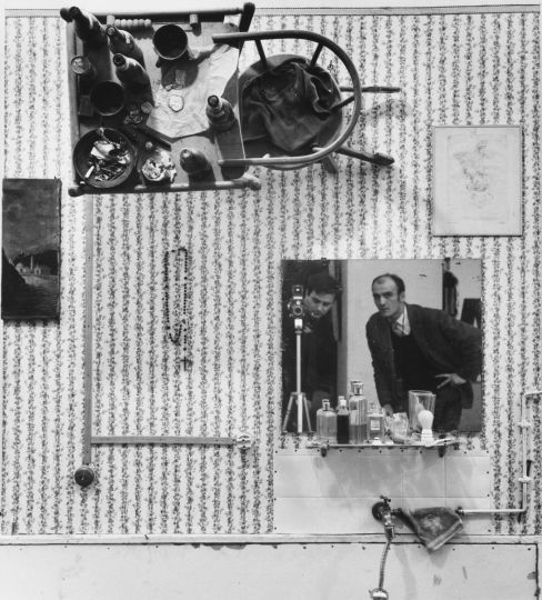 Daniel Spoërri, Micro-tableau piège, intégrant un photomontage représentant Harry Shunk et Jànos Kender, vers 1965. Don de la Fondation Roy Lichtenstein en mémoire d'Harry Shunk et de Janos Kender (2014) Photographie: Shunk-Kender © J.Paul Getty Trust. Tous droits réservés. © Adagp, Paris 2019 © Centre Pompidou/MNAM-CCI/Bibliothèque