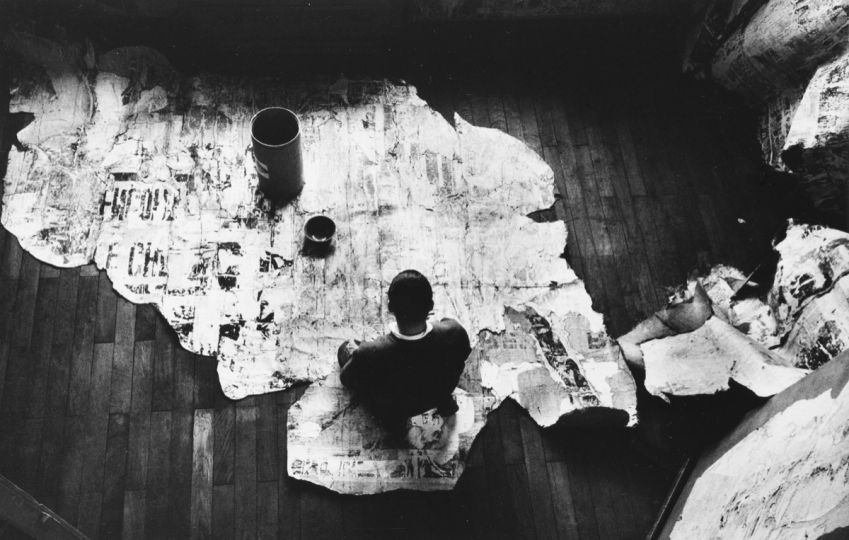 François Dufrêne dans son atelier, Paris, 1963 Don de la Fondation Roy Lichtenstein en mémoire d'Harry Shunk et de Janos Kender (2014) Photographie: Shunk-Kender © J.Paul Getty Trust. Tous droits réservés. © Centre Pompidou/MNAM-CCI/Bibliothèque Kan- dinsky, Photothèque RMN-Grand Palais