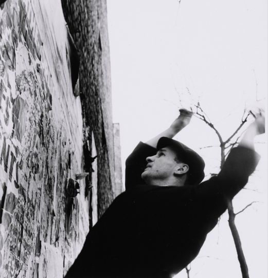 Jacques Villeglé travaillant, Montparnasse,Paris 1961 Don de la Fondation Roy Lichtenstein en mémoire d'Harry Shunk et de Janos Kender (2014) Photographie: Shunk-Kender © J.Paul Getty Trust. Tous droits réservés. © Adagp, Paris 2019 © Centre Pompidou/MNAM-CCI/Bibliothèque Kandinsky, Photothèque RMN-Grand Palais