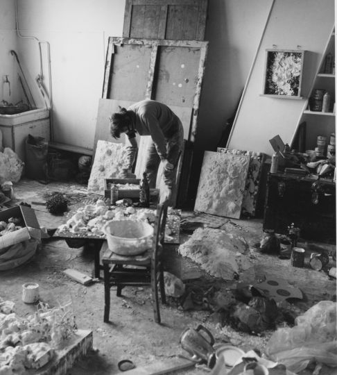 Niki de Saint Phalle dans son atelier, impasse Ronsin, Paris, 1961 Don de la Fondation Roy Lichtenstein en mémoire d'Harry Shunk et de Janos Kender (2014) Photographie: Shunk-Kender © J.Paul Getty Trust. Tous droits réservés. © Centre Pompidou/MNAM-CCI/Bibliothèque Kan- dinsky, Photothèque RMN-Grand Palais