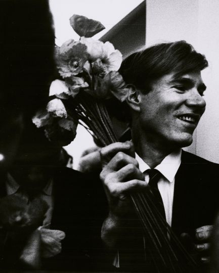 Vernissage de l'exposition Andy Warhol à la Galerie Ileana Sonnabend Paris, 1965 Don de la Fondation Roy Lichtenstein en mémoire d'Harry Shunk et de Janos Kender (2014) Photographie: Shunk-Kender © J.Paul Getty Trust. Tous droits réservés. © Centre Pompidou/MNAM-CCI/Bibliothèque Kan- dinsky, Photothèque RMN-Grand Palais