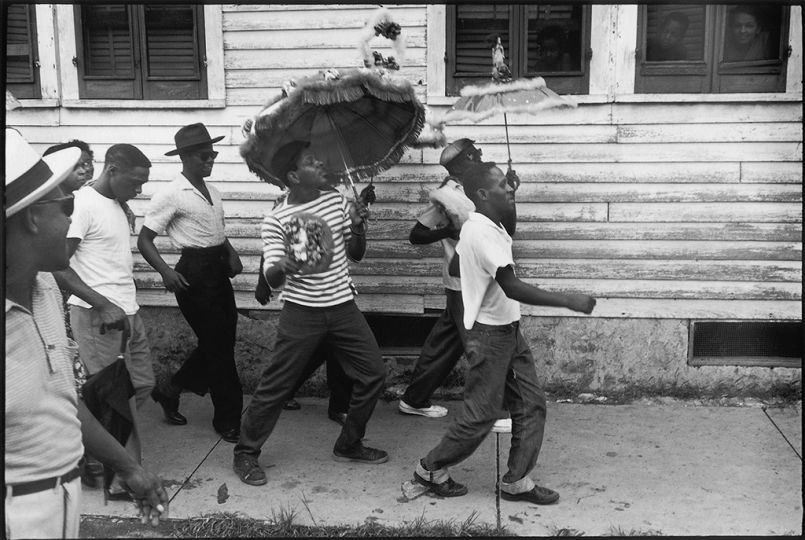 William Claxton Second Liners New Orleans 1960 © William Claxton courtesy Galerie Bene Taschen