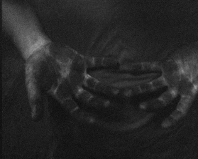 Les mains noires © Marine Lanier