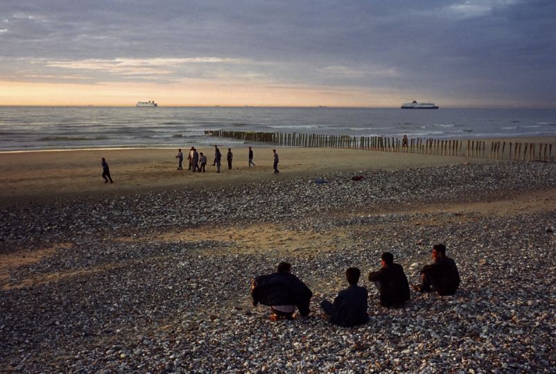 Plage de Sangatte. Pas-de-Calais, Juin 2001. © Olivier Jobard / MYOP
