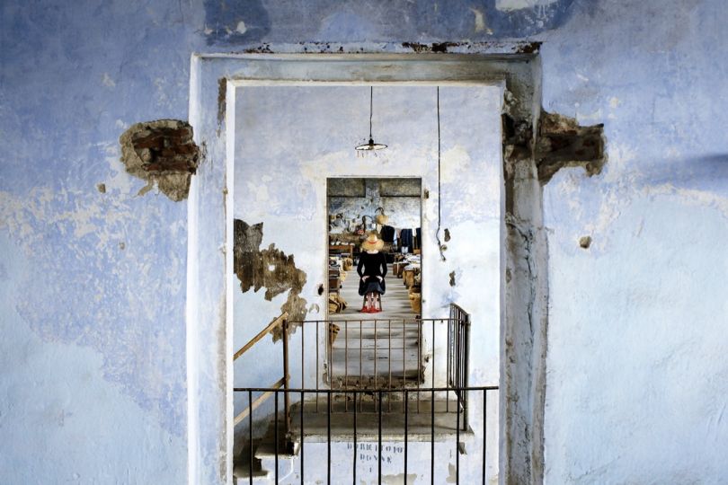 PROSPETTIVA (DANS LE MIROIR DES RIZIÈRES, MARIA), 2016. FORMAT 60 X 90 CM. TIRAGE FINE ART SUR PAPIER BARYTÉ © Sophie Zénon / Courtesy Fondation des Treilles