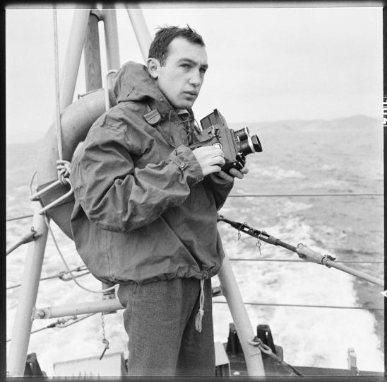 Raymond Depardon pendant son reportage consacré à la vie quotidienne de l’escorteur « Le Picard », Toulon, 1962-1963. © Photographe inconnu/Archives privées R. Depardon